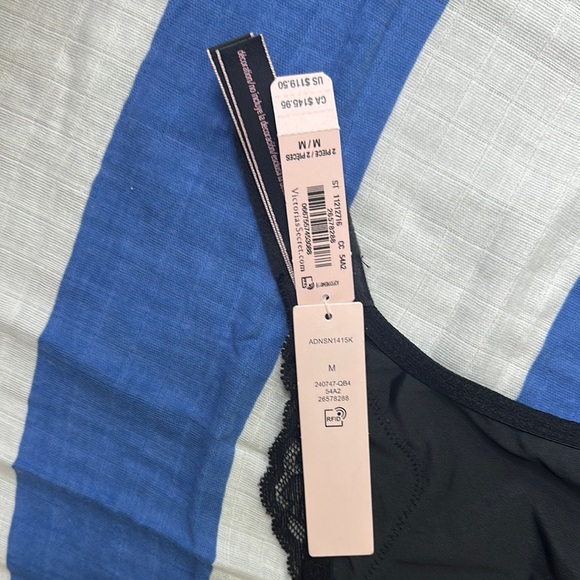 Elegant Black Bras with Adjustable Straps and Molded Cups - Picture 10 of 12